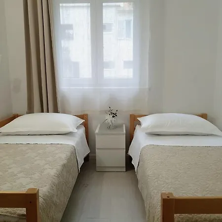 Апартаменти Tirkiz Near Center With Free Parking *